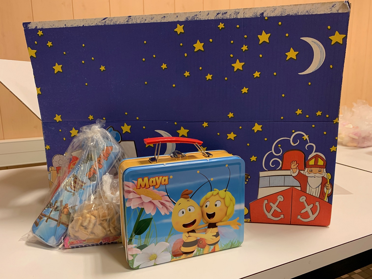 De Sint op bezoek bij het voedseldepot