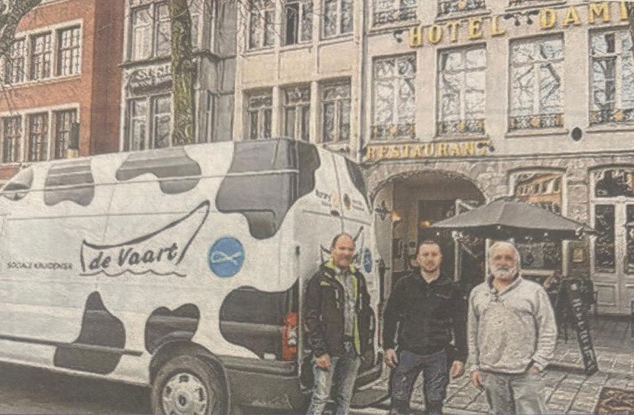 Hotel Damier schenkt volle bestelwagen voedsel aan sociale kruidenier