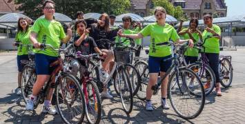 Leerlingen voor het eerst op fiets dankzij armoedebestrijdingsorganisatie